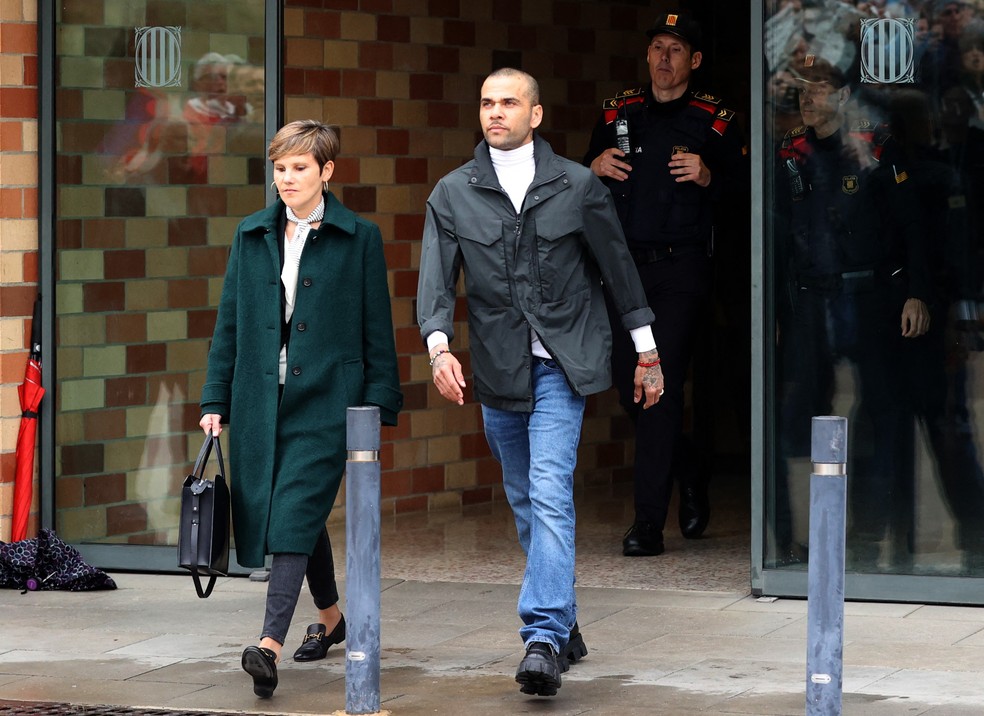 Daniel Alves deixa a prisão em Barcelona ao lado da advogada, Inés Guardiola — Foto: Reuters