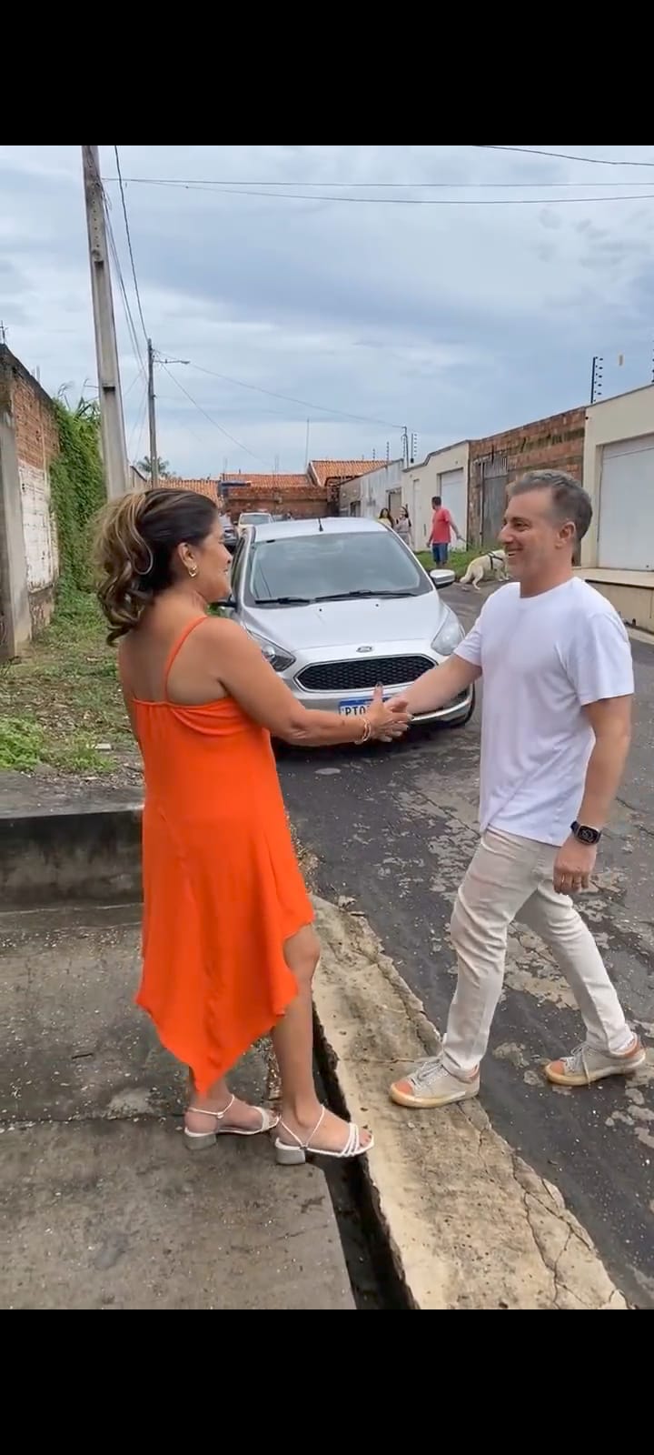 Luciano Huck em Santa Inês entrega o primeiro 1 milhão de campanha do seu programa na Rua Santo Antônio