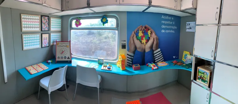 Autismo: Trem de Passageiros da Vale mantém espaço para acolher crianças autistas durante viagens que podem durar até 16h