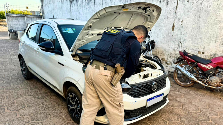 Casal é preso pela PRF em Codó com carro “clonado” que seria entregue em Santa Inês