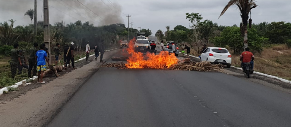 Indígenas interditaram trecho da BR-316 entre Santa Inês e Bom Jardim, em protesto contra o Marco Temporal