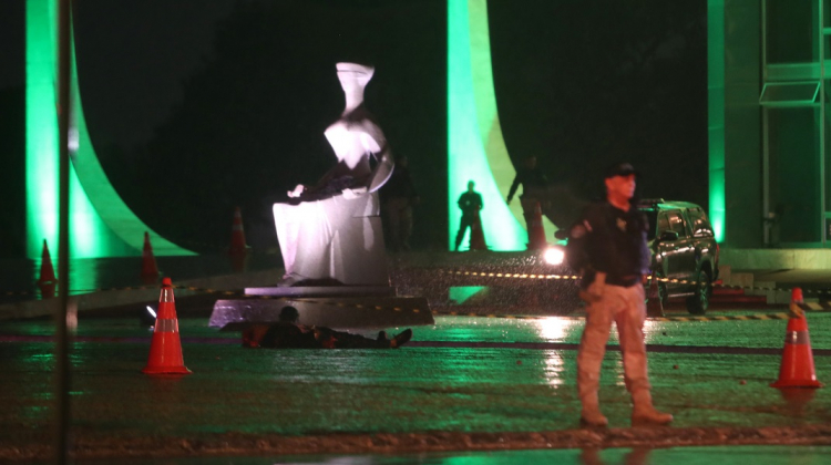 Praça dos Três Poderes, em Brasília, é isolada após explosões; um homem morreu e o Esquadrão antibombas foi chamado para fazer uma varredura na área